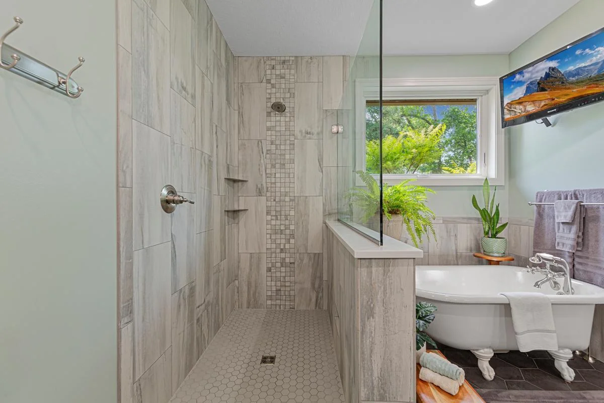 65 Main bathroom.jpg