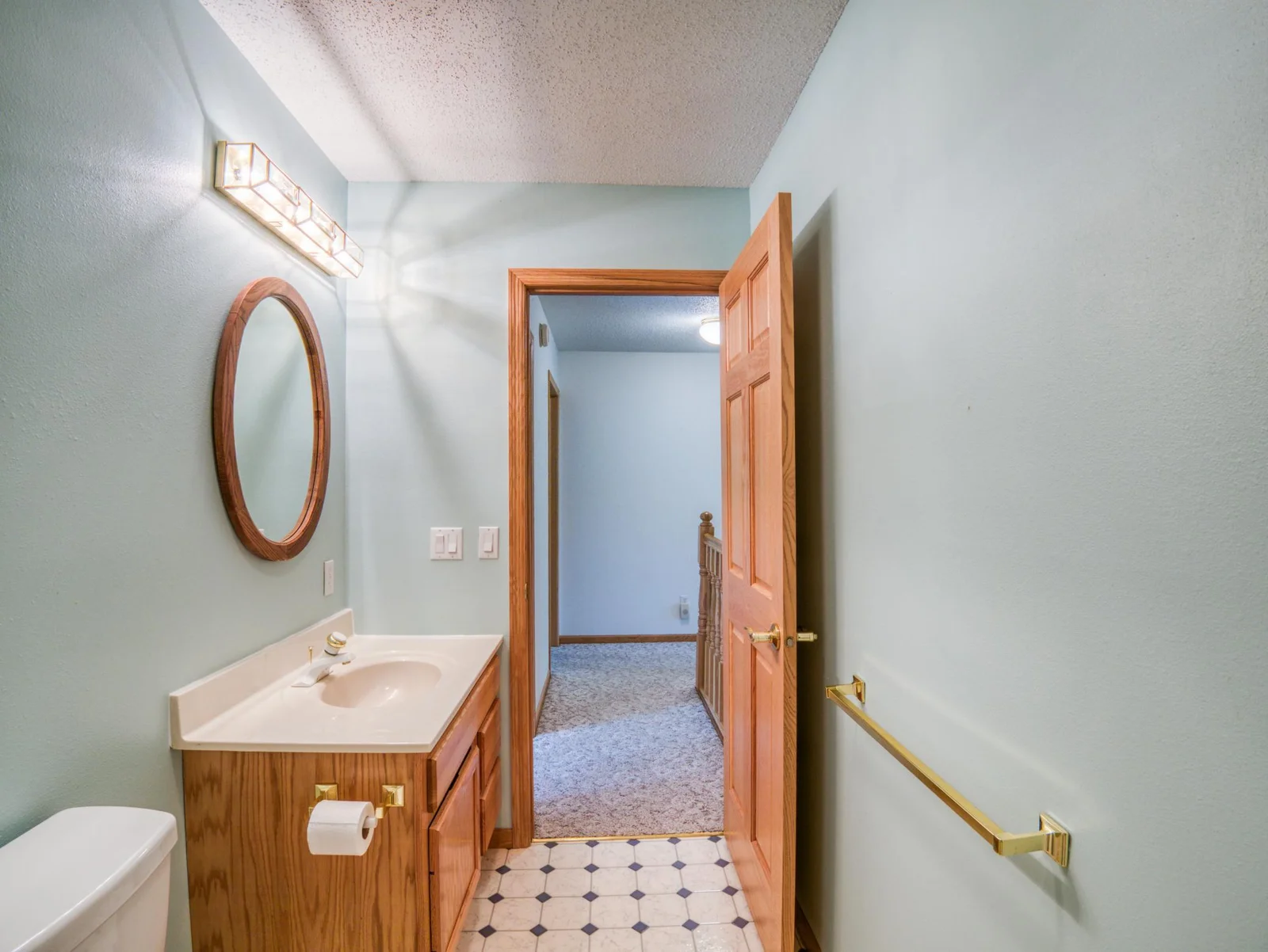 Upper Level Bath.jpg