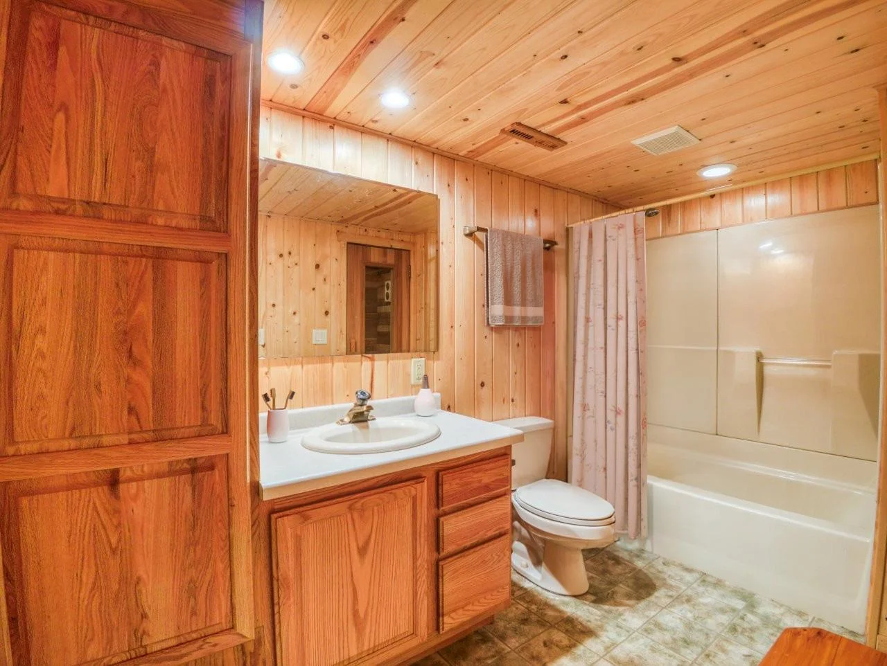 Lower Level Full Bath.jpg