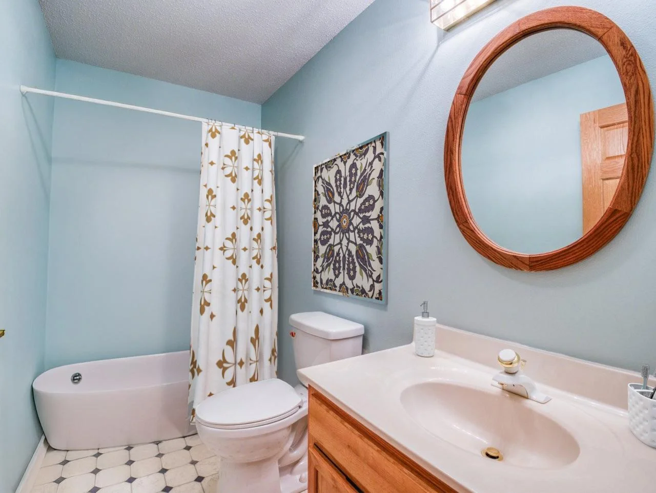 Upper Level Bath.jpg