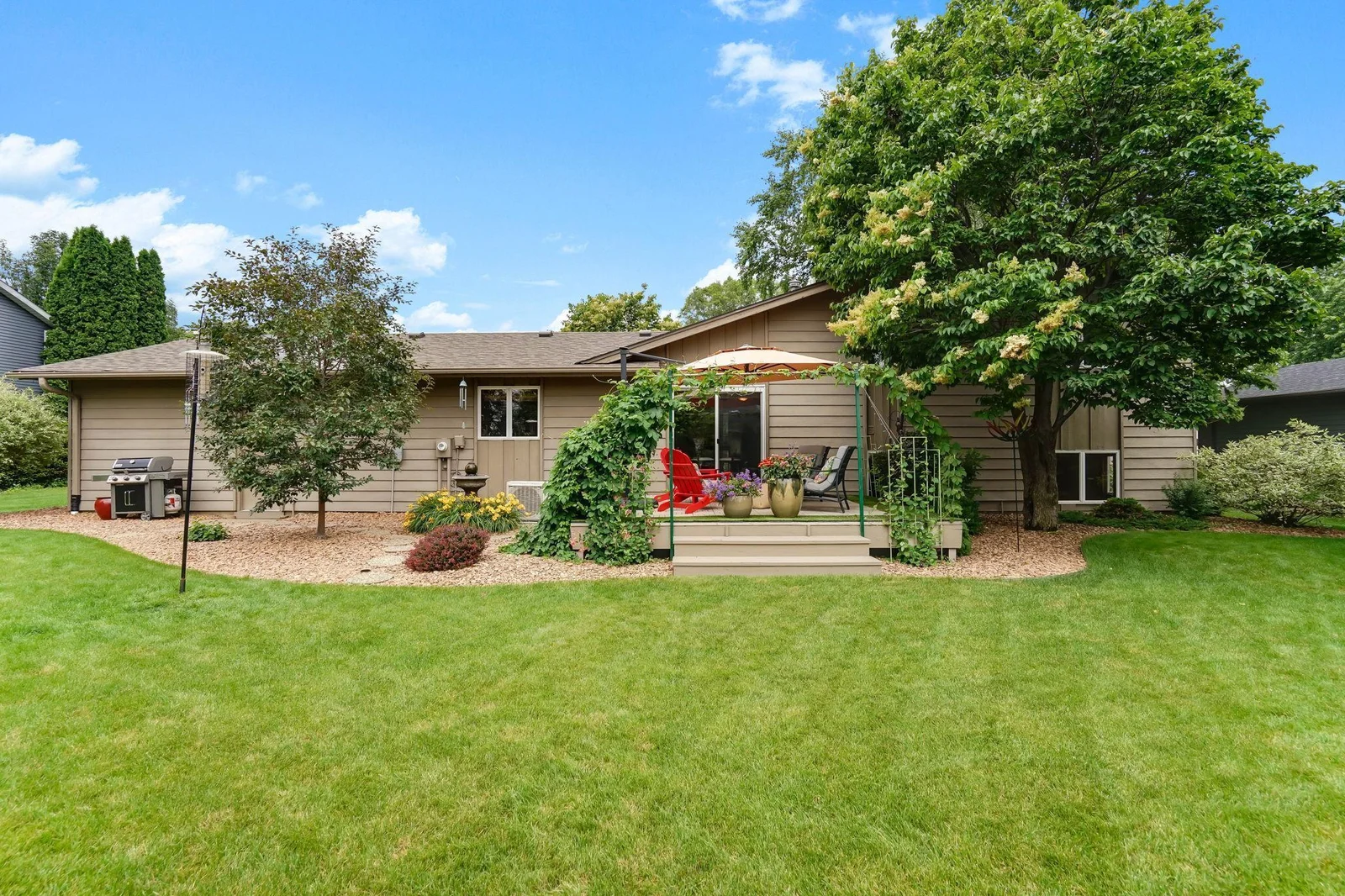 Located near the Hastings Golf Course, shopping and enjoys a quick exit to main highways.