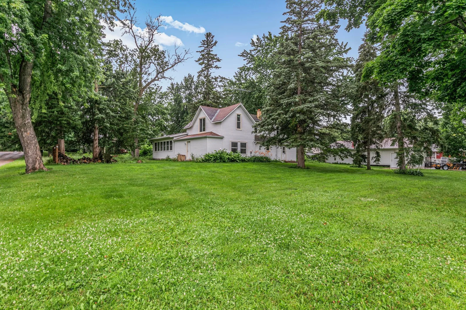 906 Holcombe Avenue, Litchfield