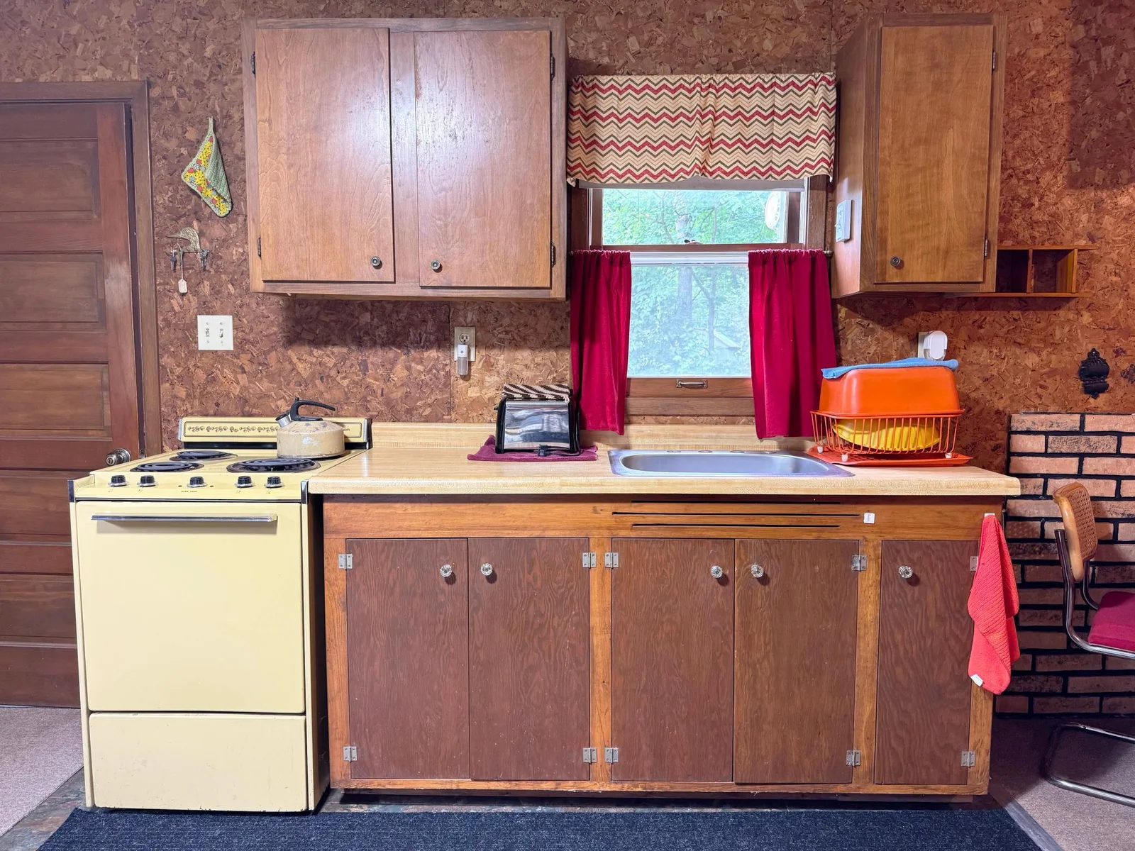 A shot of the kitchen.
