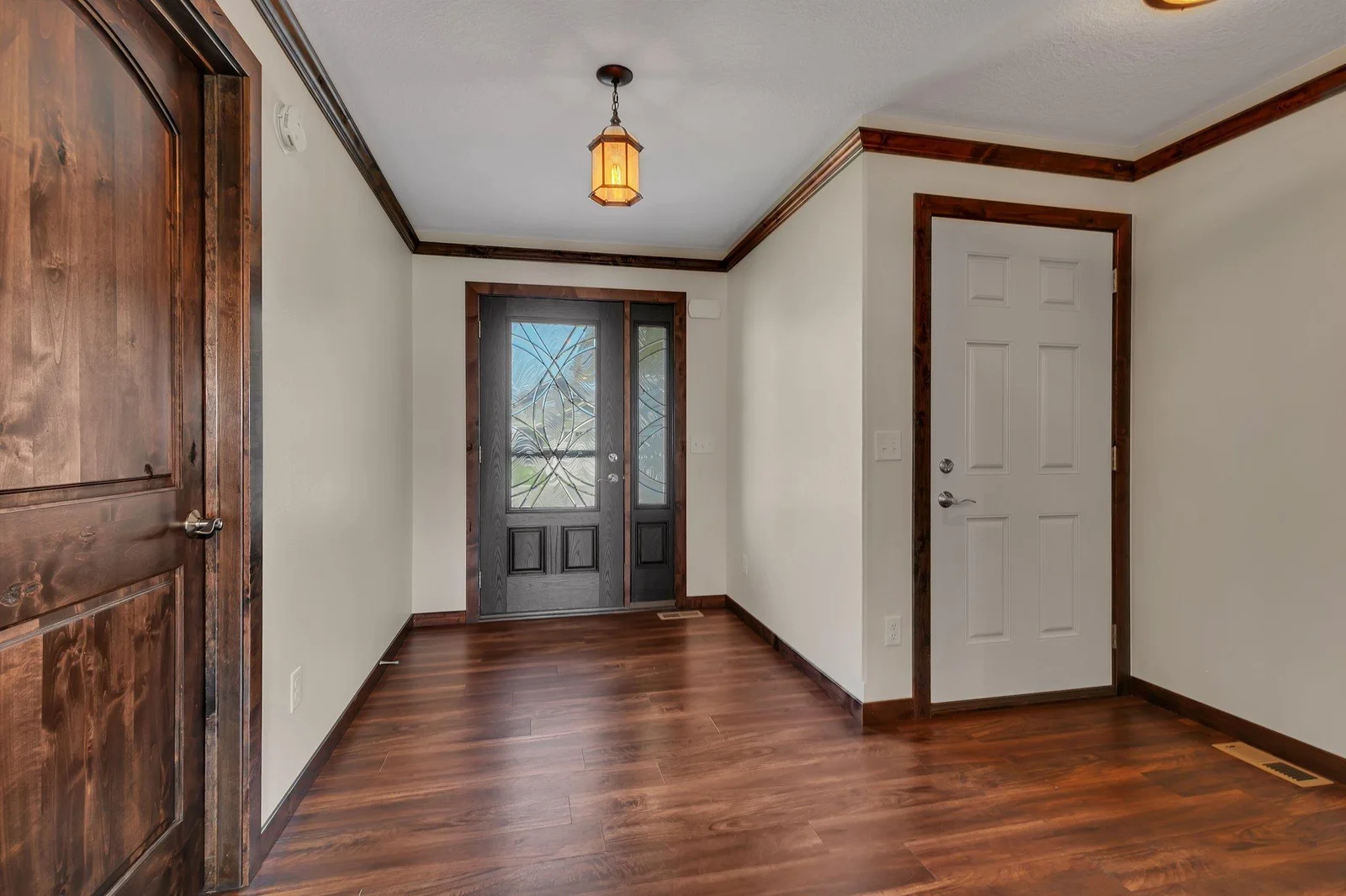 Entryway with crown molding