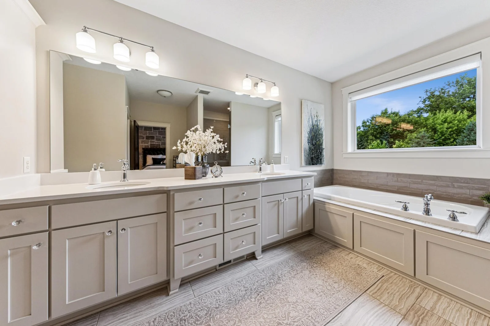 Spacious en-suite bathroom.
