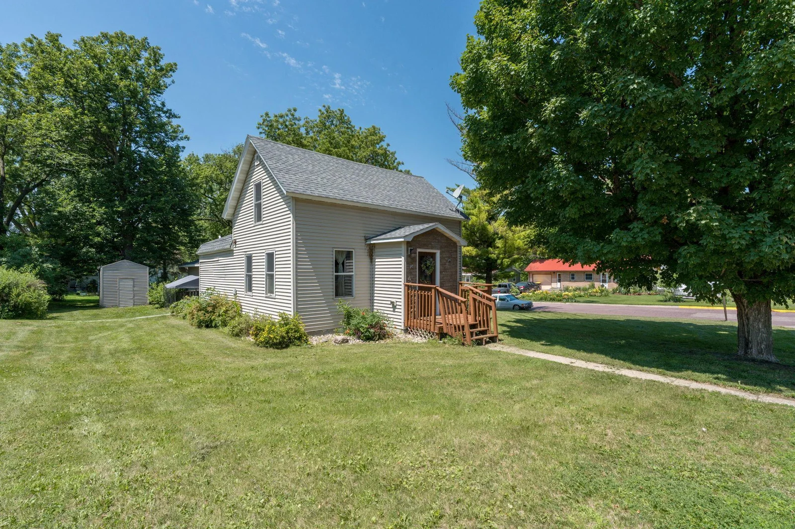 415 8th Street, Mountain Lake