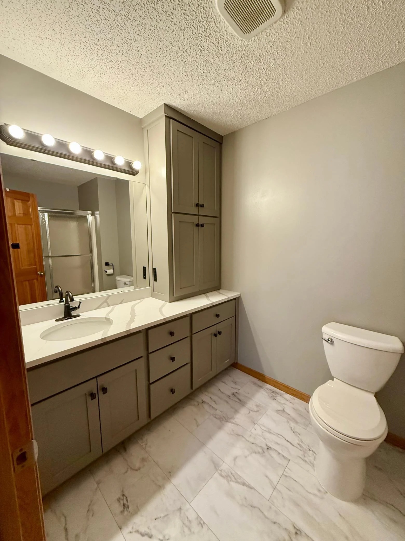 Primary Full bathroom
