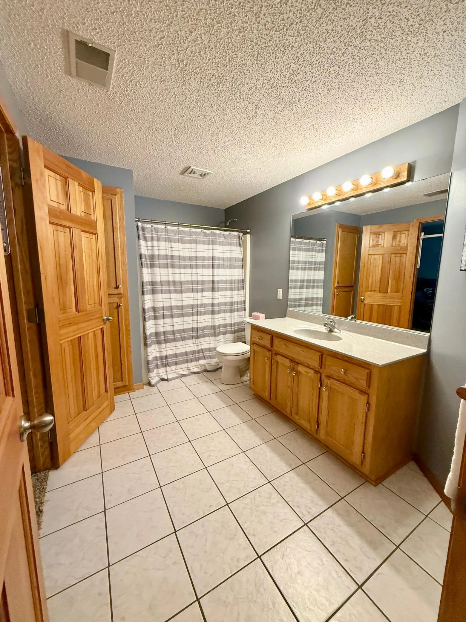 Full bathroom walks through to the 4th bedroom.