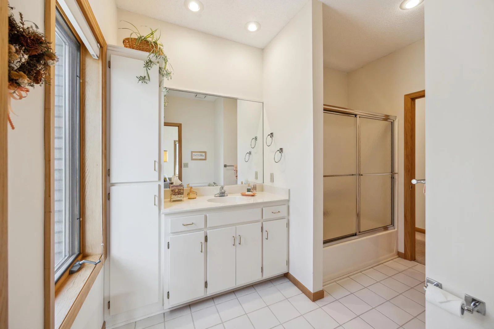 Main floor full bath.