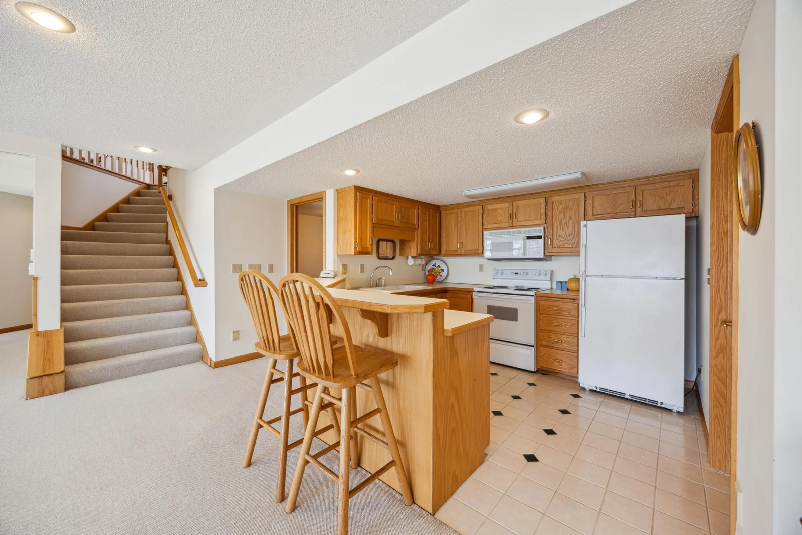 Lower level full kitchen.
