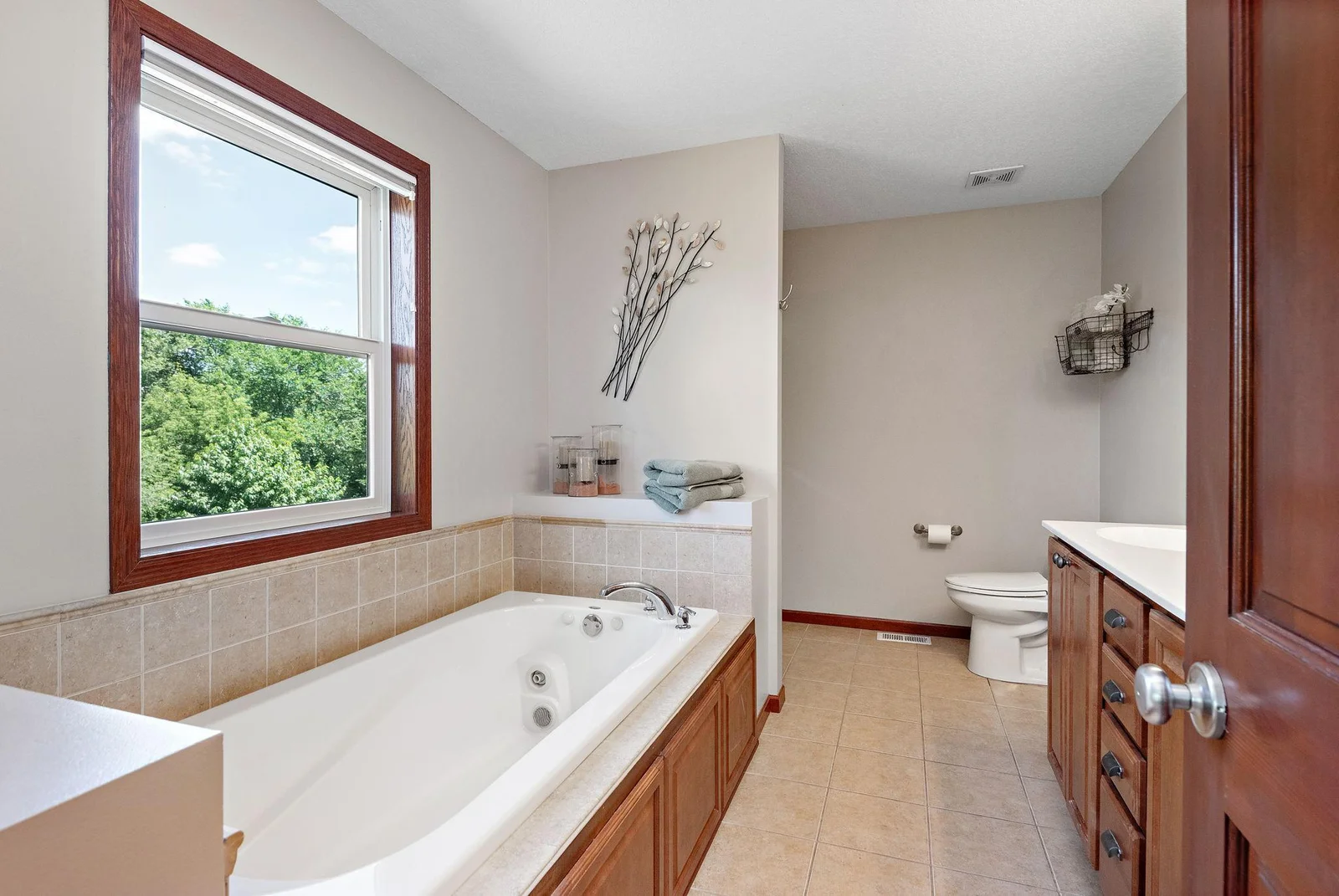 HUGE Primary/Owner's Suite with views or Crow Rover and Crow Hassan Park Reserve, huge walk-in closet, ceiling fan, jetted tub, separate shower, tile floors and double vanity sink!