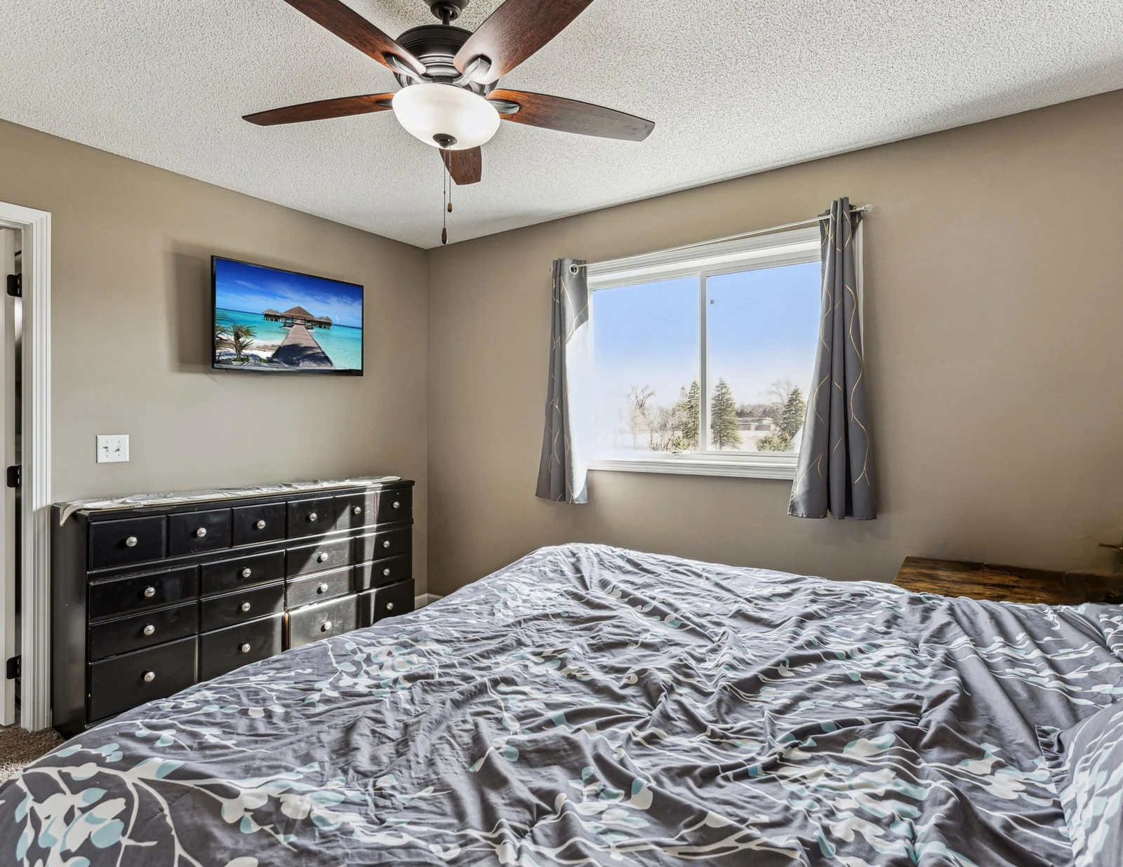 Master Bedroom (2).jpg