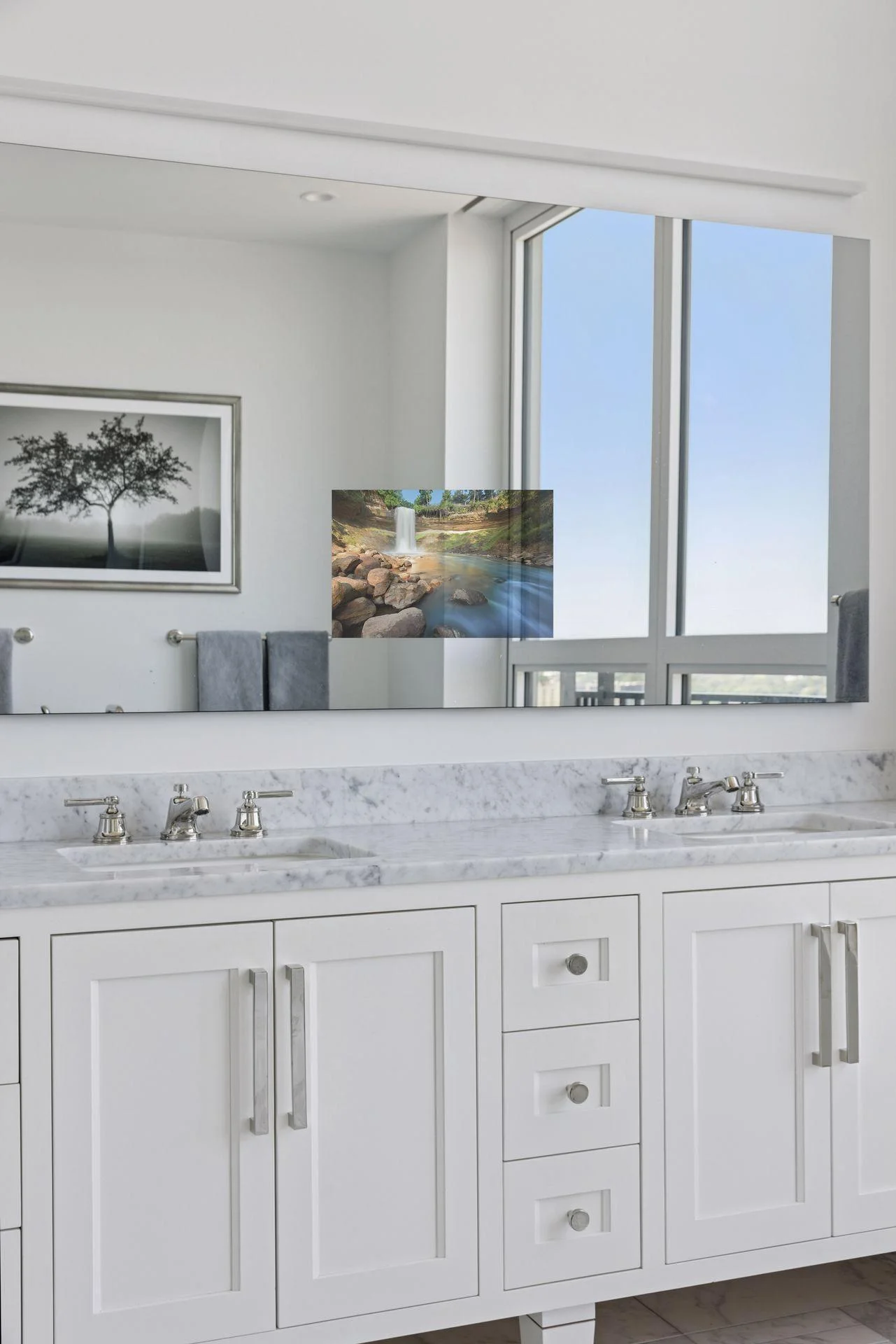Seura hidden TV mirror