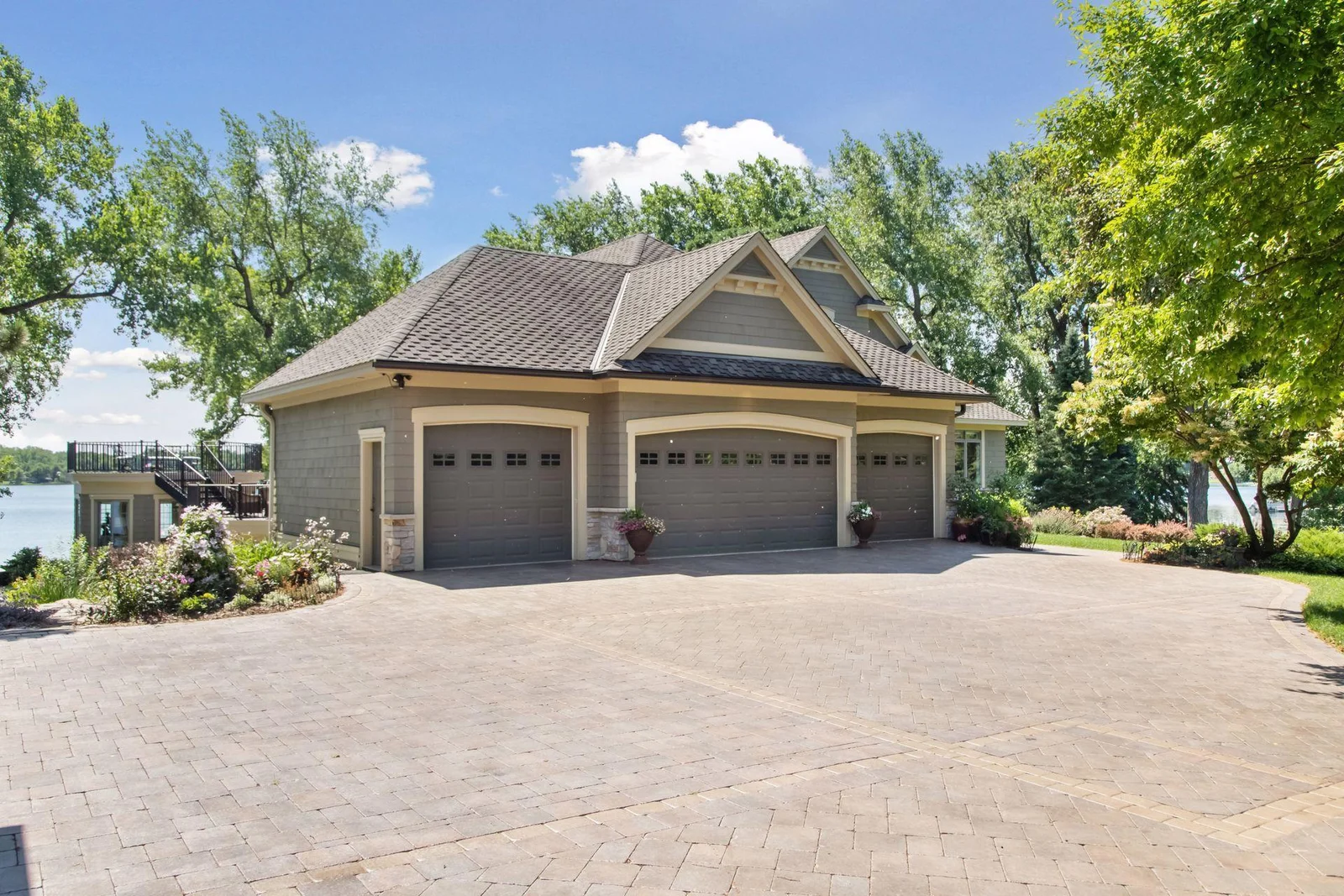 Dettached 3 car garage with RV space
