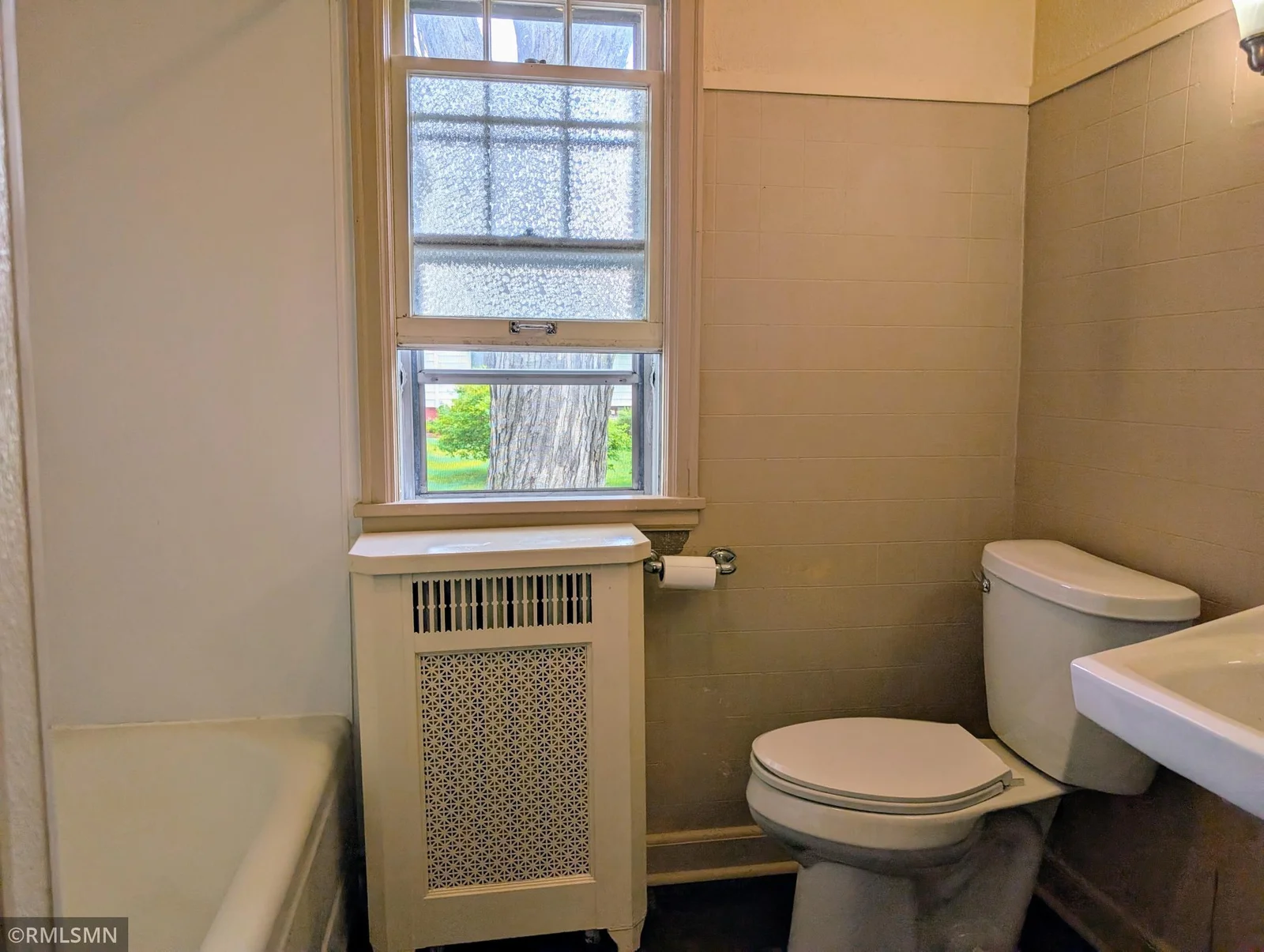 Main level full bathroom