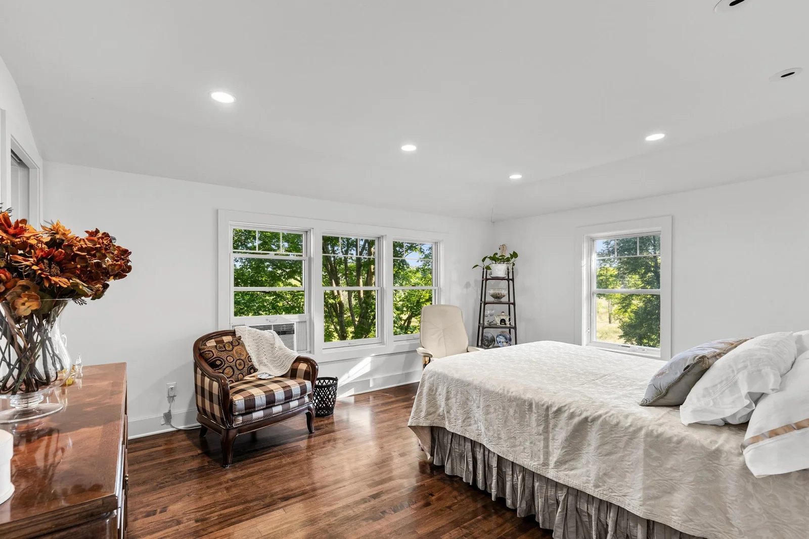 House: Upper-level Primary Bedroom