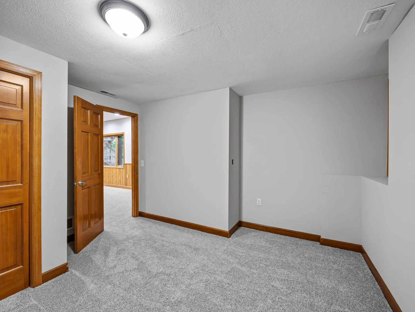 42-web-or-mls-2425 Peace Cir-195.jpg
