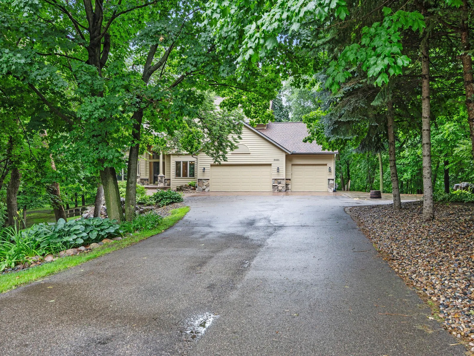 4-web-or-mls-2425 Peace Cir-31.jpg