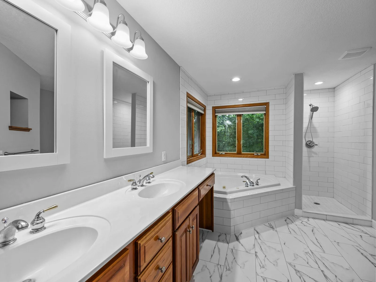 48-web-or-mls-2425 Peace Cir-215.jpg