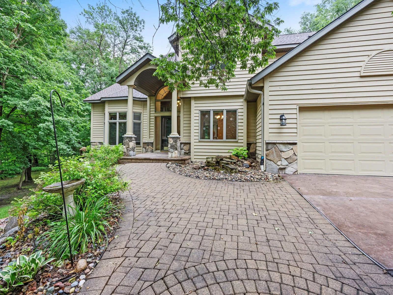 9-web-or-mls-2425 Peace Cir-40.jpg
