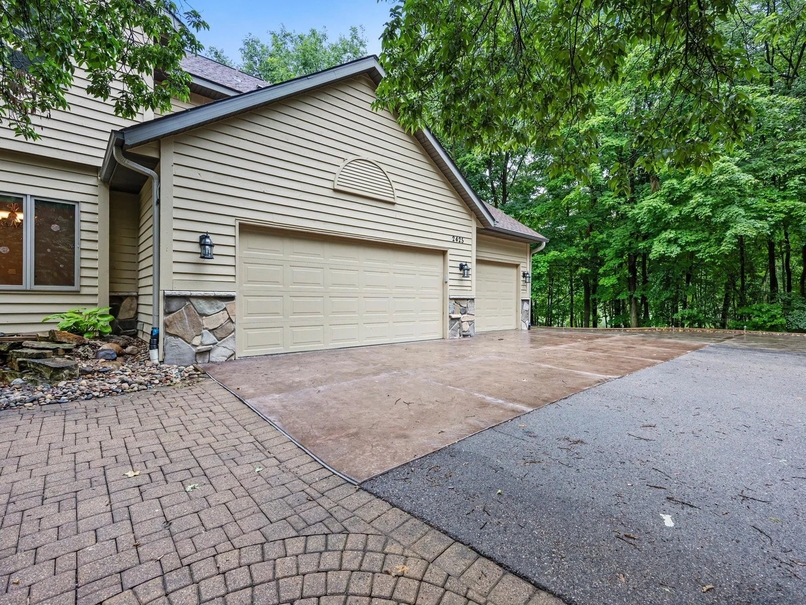 10-web-or-mls-2425 Peace Cir-43.jpg