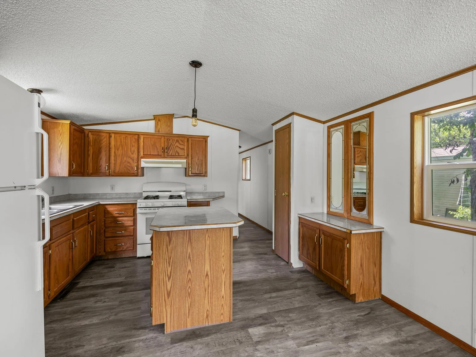 All appliances are included. Internet is provided by Riverside terrace Mobile Home Park.