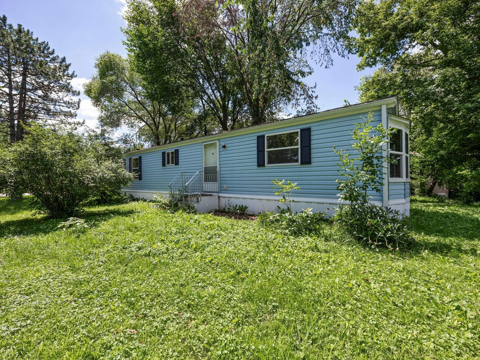 This home features vinyl siding.