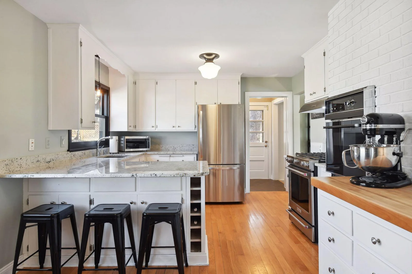 Charming kitchen with peninsula style breakfast counter