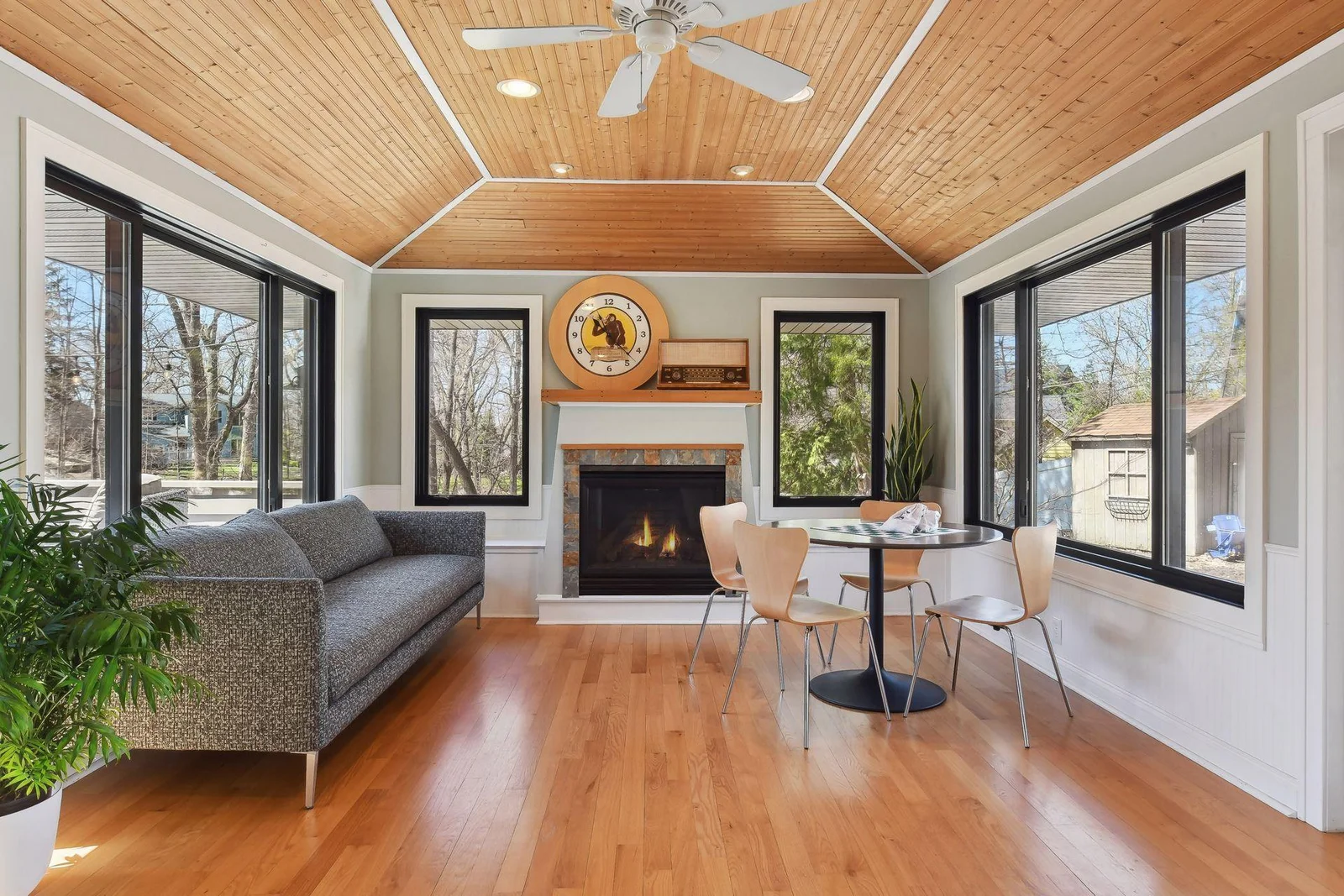Additional living space in the year-round sun room