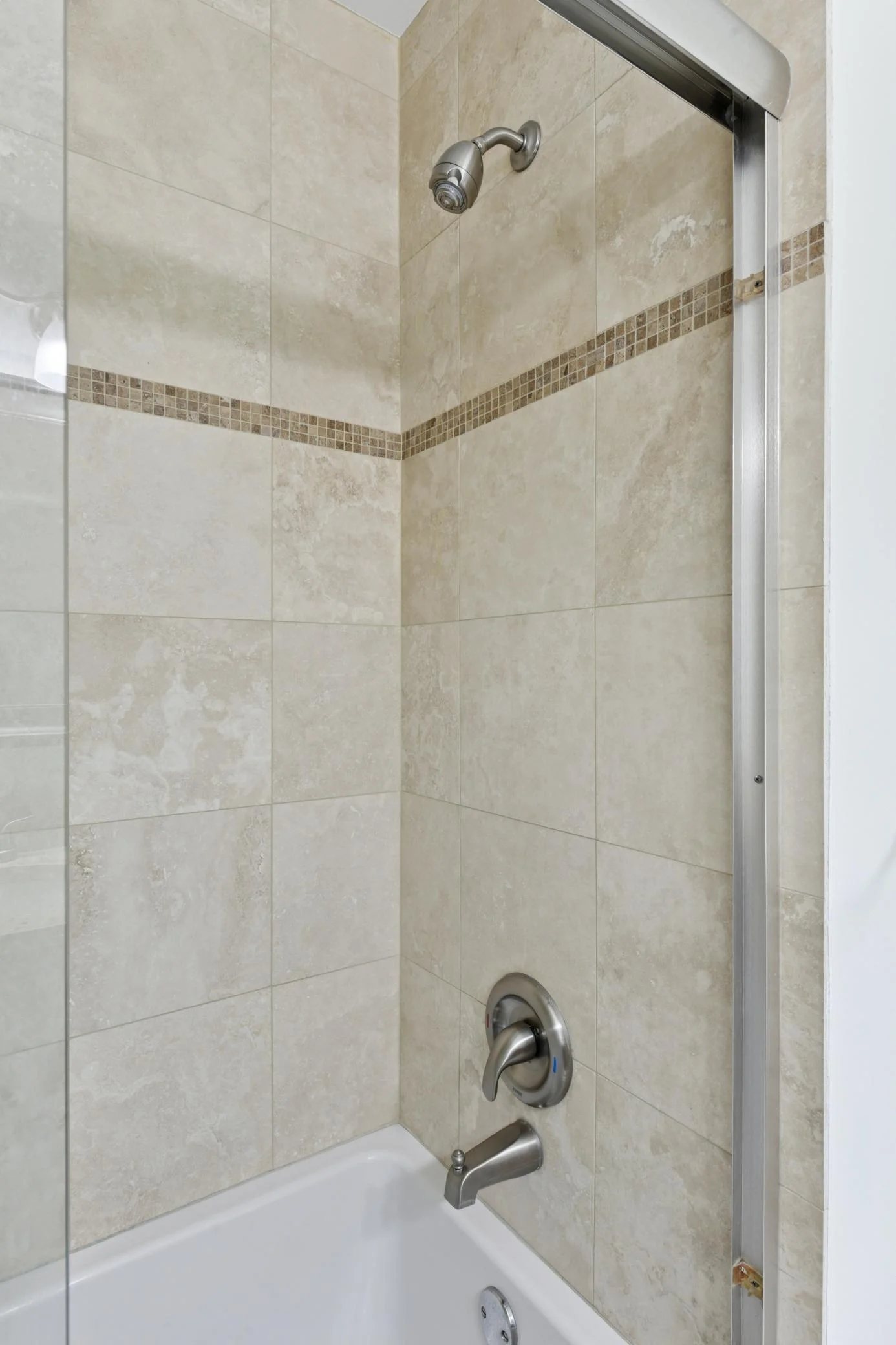 Main floor full bath with tile surround