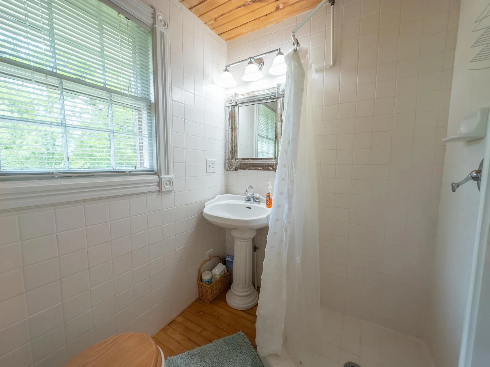 3/4 bath with walk-in shower