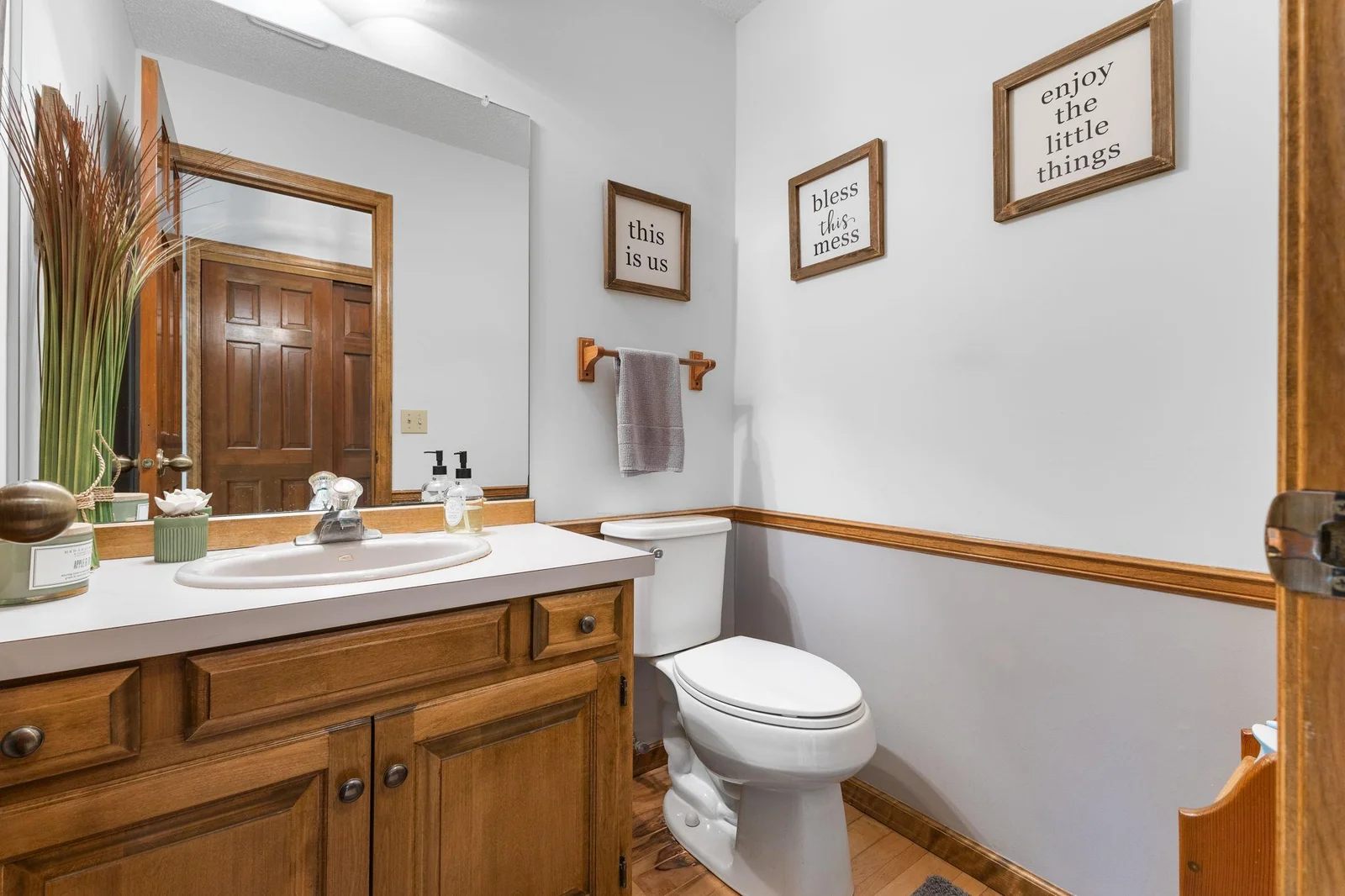 Main floor 1/2 bath