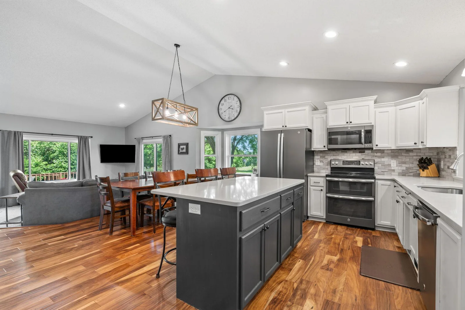 47-web-or-mls-1094 Barton Ave-47.jpg
