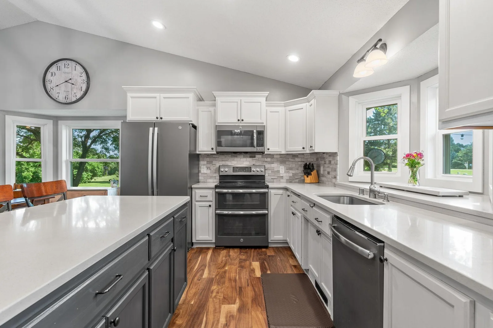49-web-or-mls-1094 Barton Ave-49.jpg