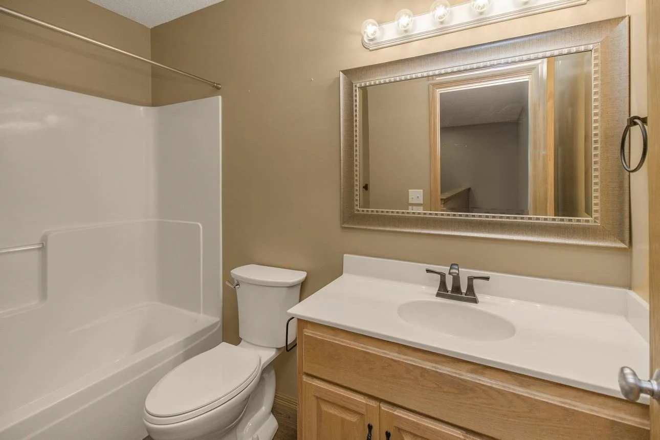 Upper level full Bathroom