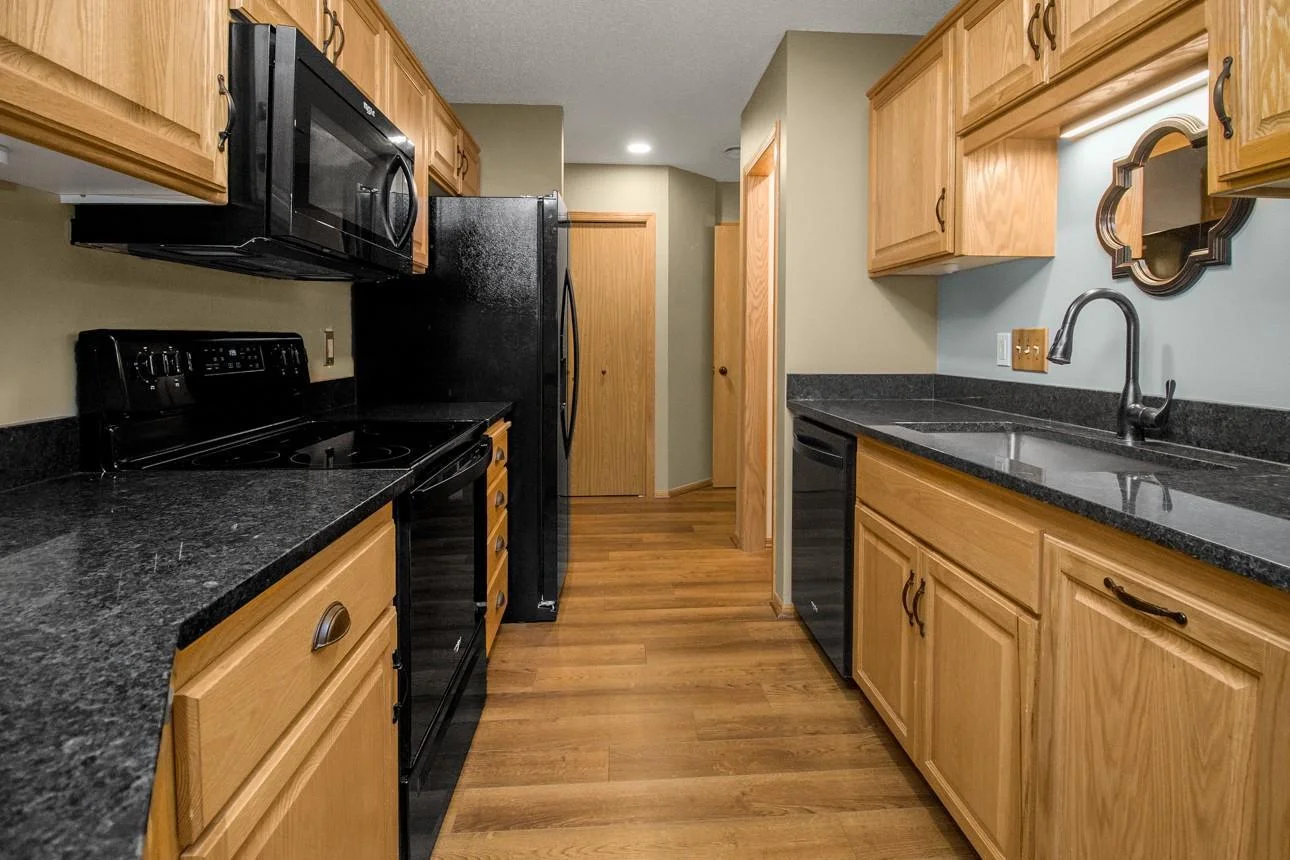 Updated kitchen w/new granite counter tops