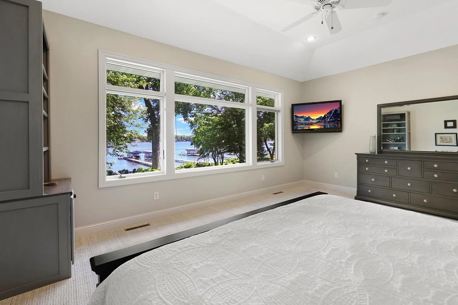 The owner's suite covers 600' square feet