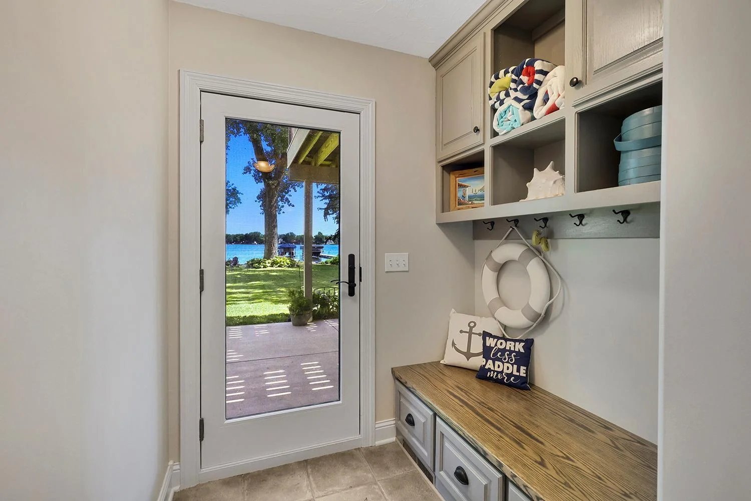 Lakeside mudroom for your convenience