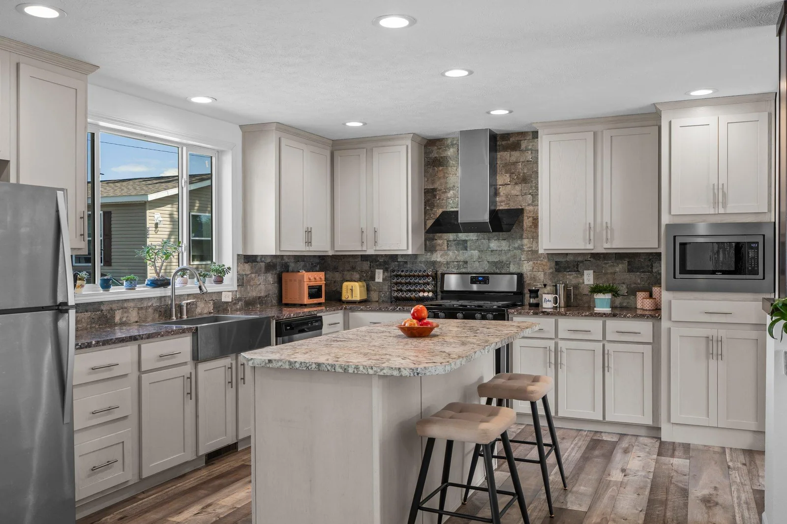 2501 Lowry Avenue, Saint Anthony