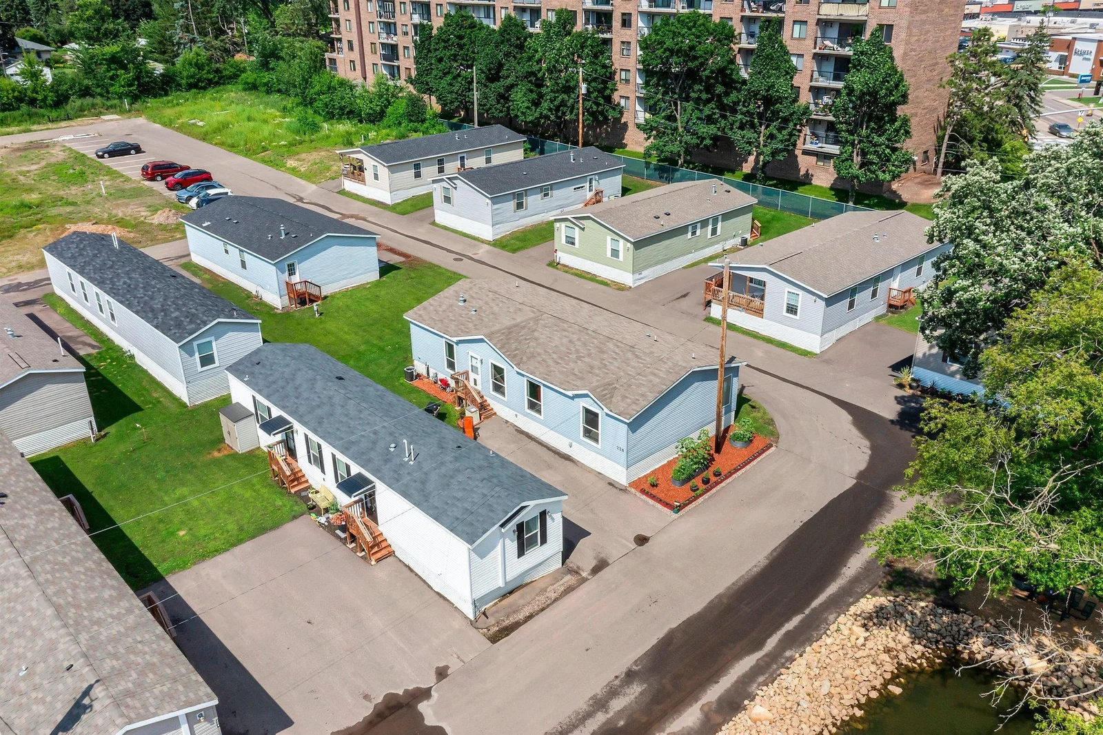 Ideally located just minutes from Gross National Golf Club, scenic neighborhood parks, and an array of shopping and dining options, the home also provides quick and easy access to major roadways—making both commuting and outings effortless.