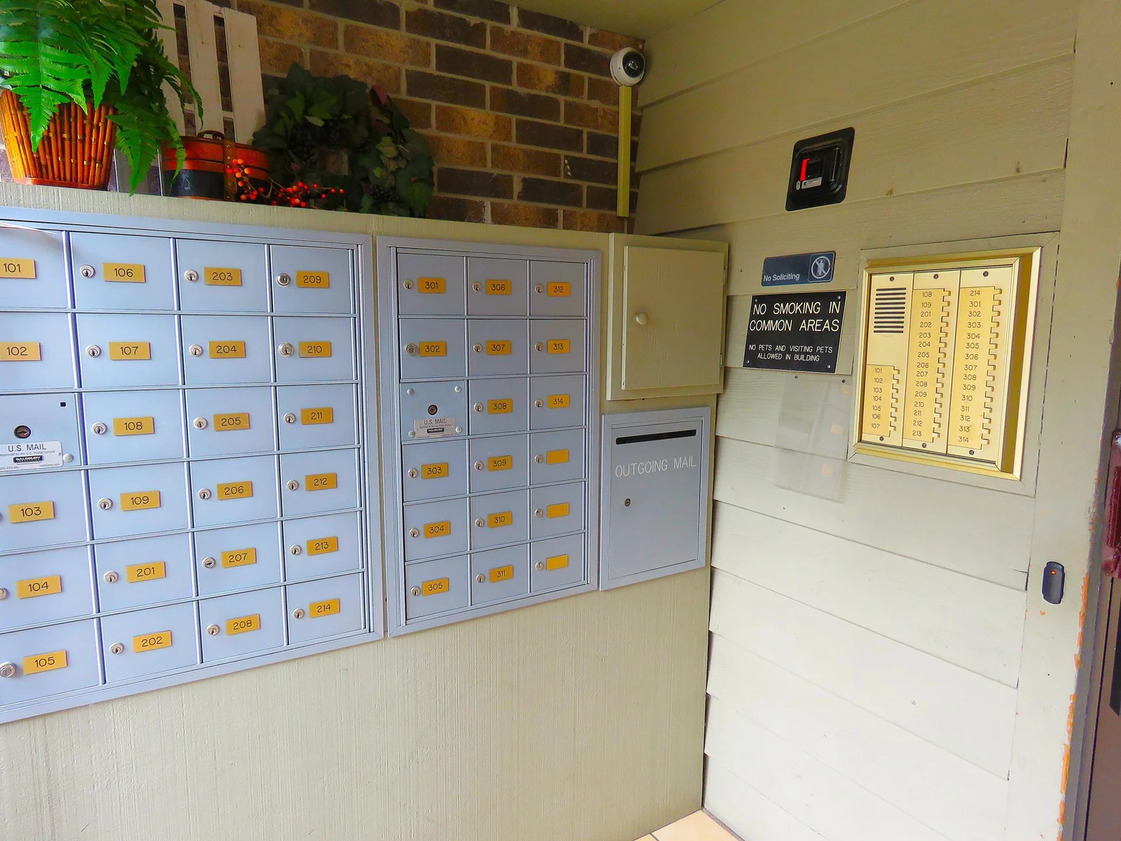 Building entry and mail boxes