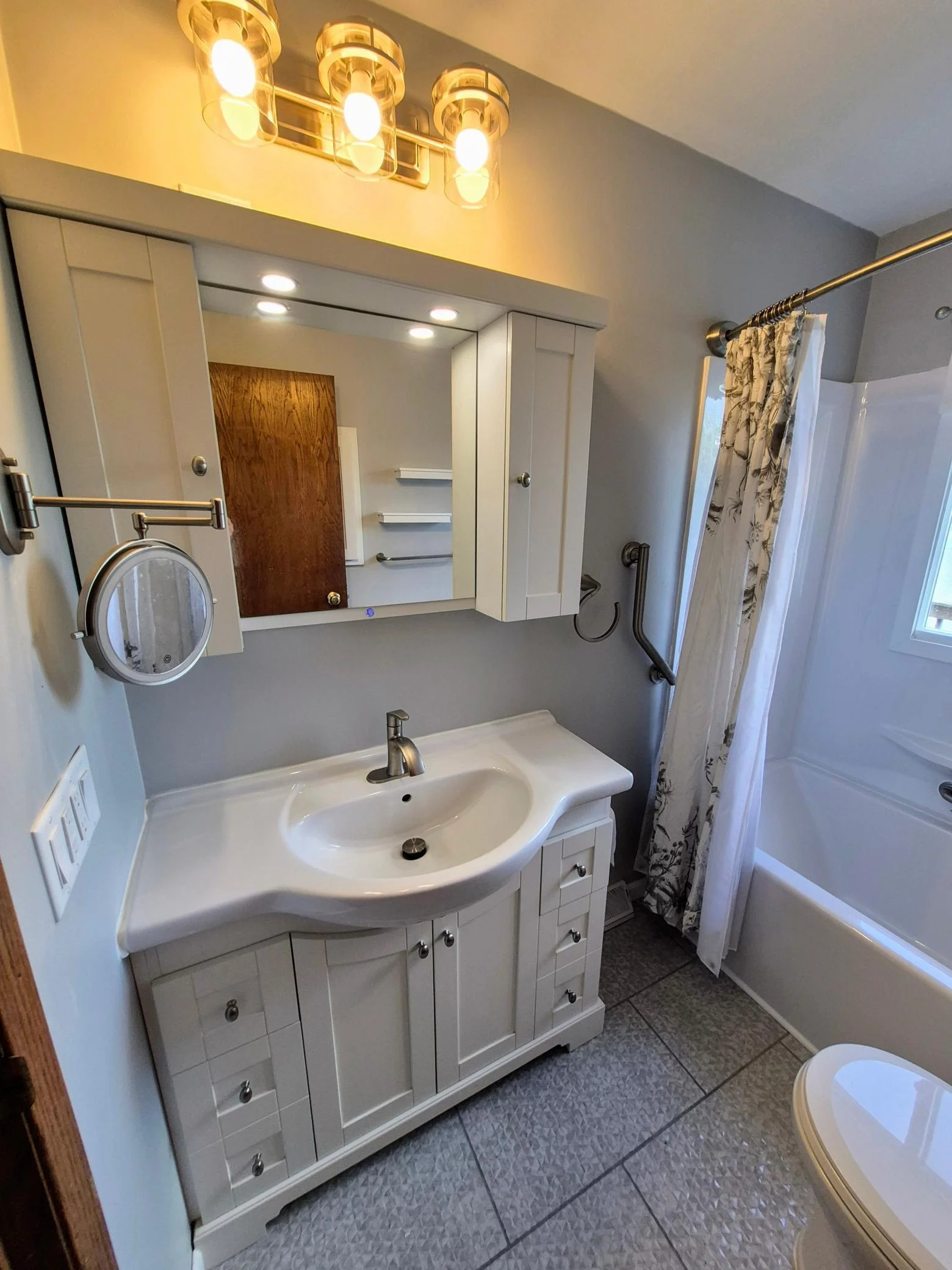 Bathroom (main floor)