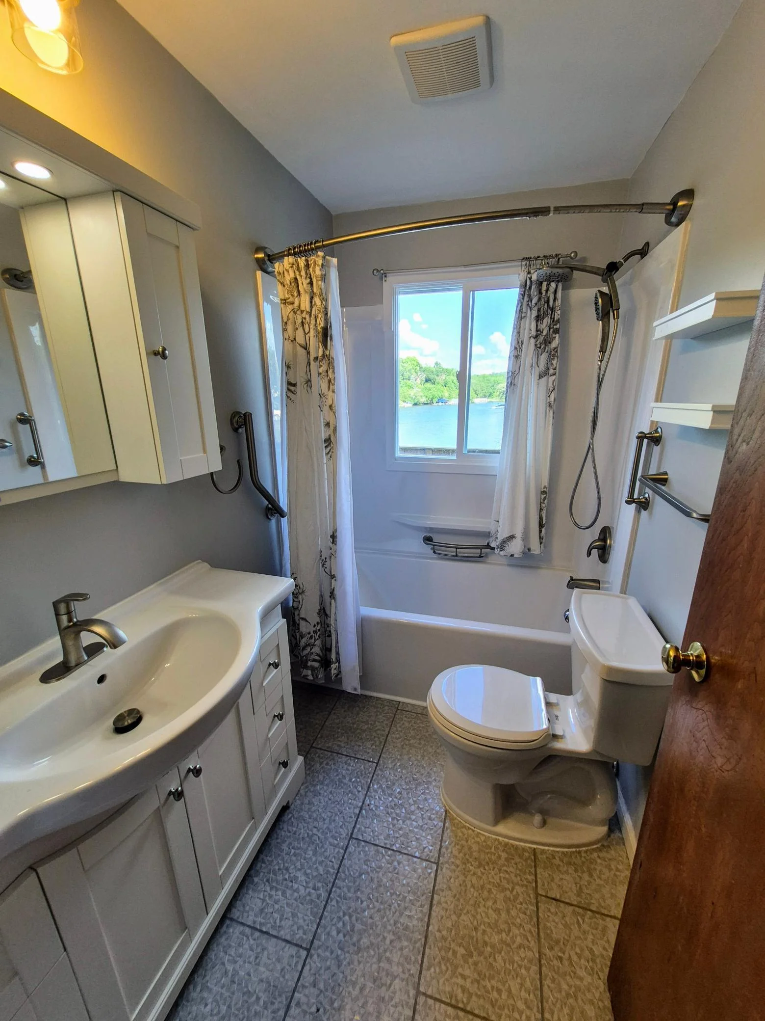 Bathroom (main floor)