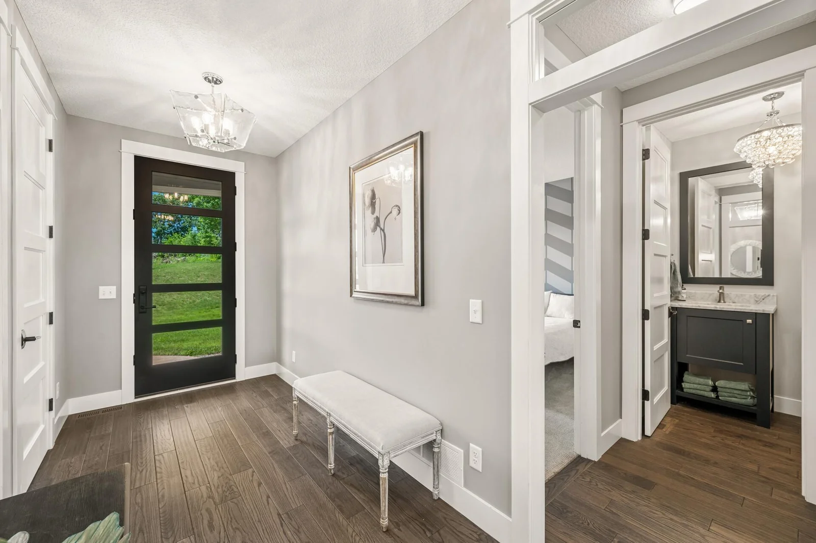 Open foyer/front entry