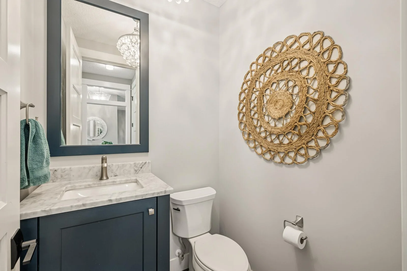 Main floor 1/2 bath