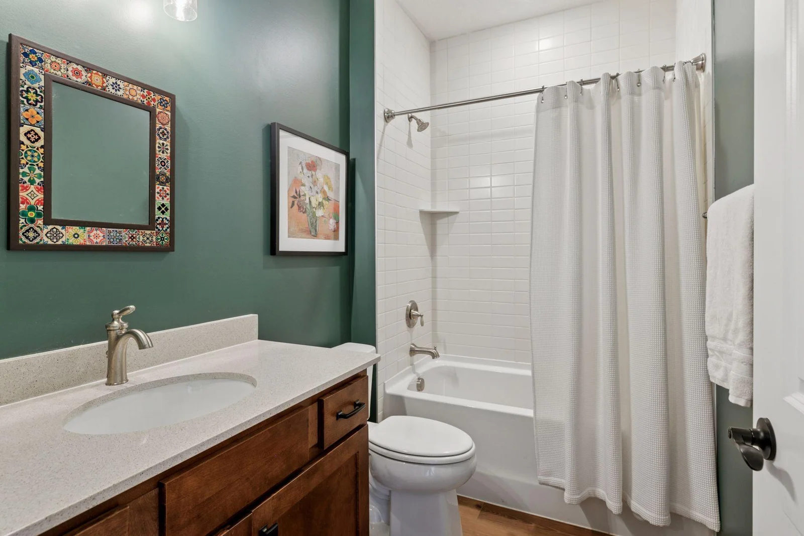 Convenient full hall bath near the 2nd bedroom and den.