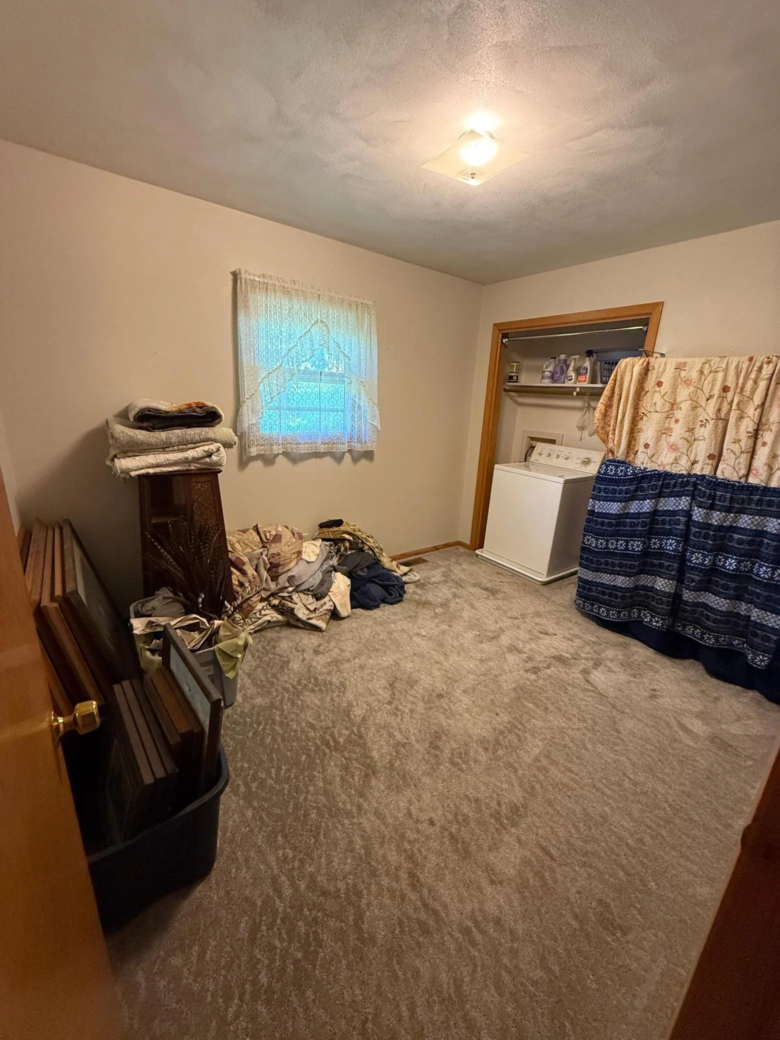 2nd Bedroom/ Laundry