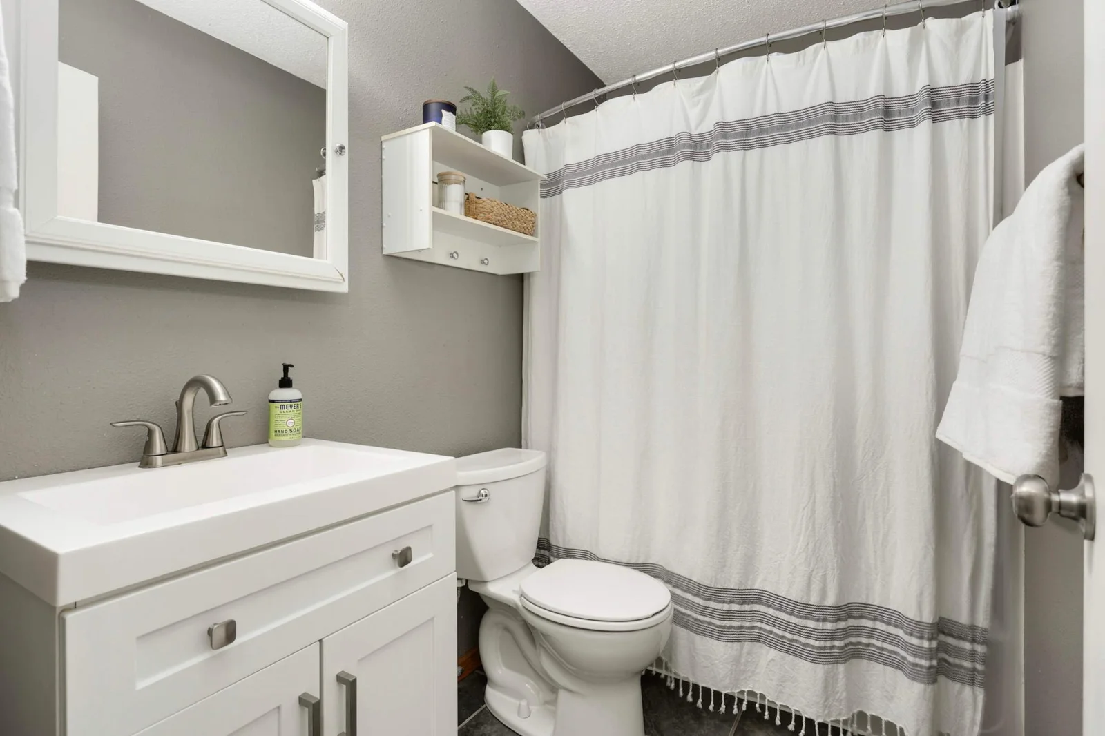 Main level full bath conveniently located in proximity to bedrooms.