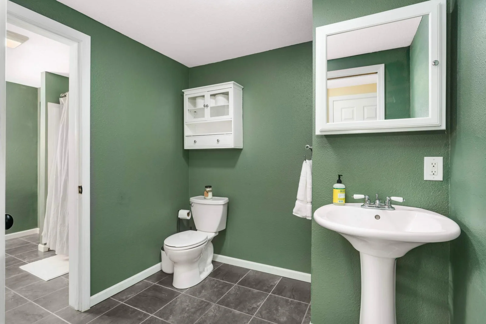 Lower level full bath.