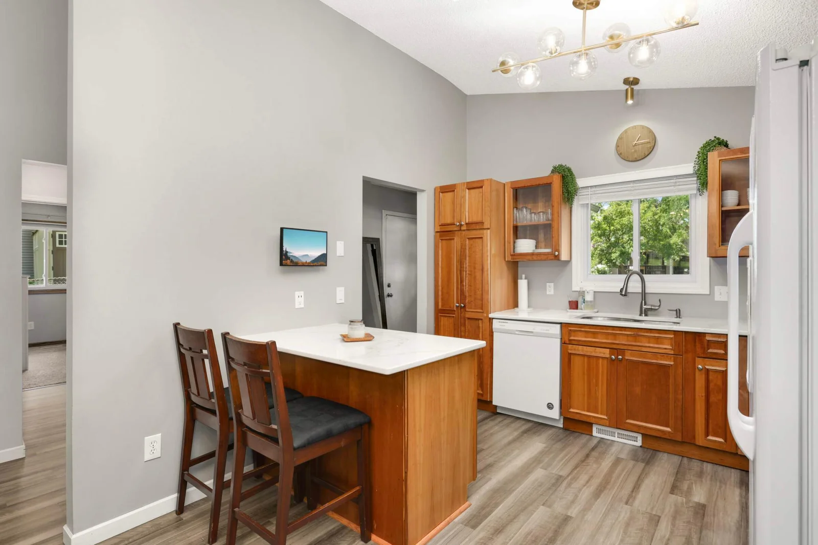 New quartz counter top breakfast bar.